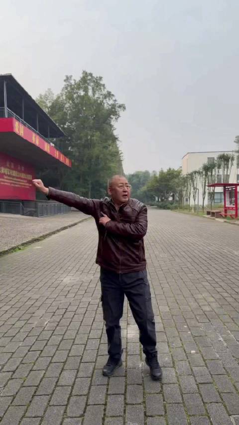 雕塑界大侠朱成与好友豪放笑声显真情