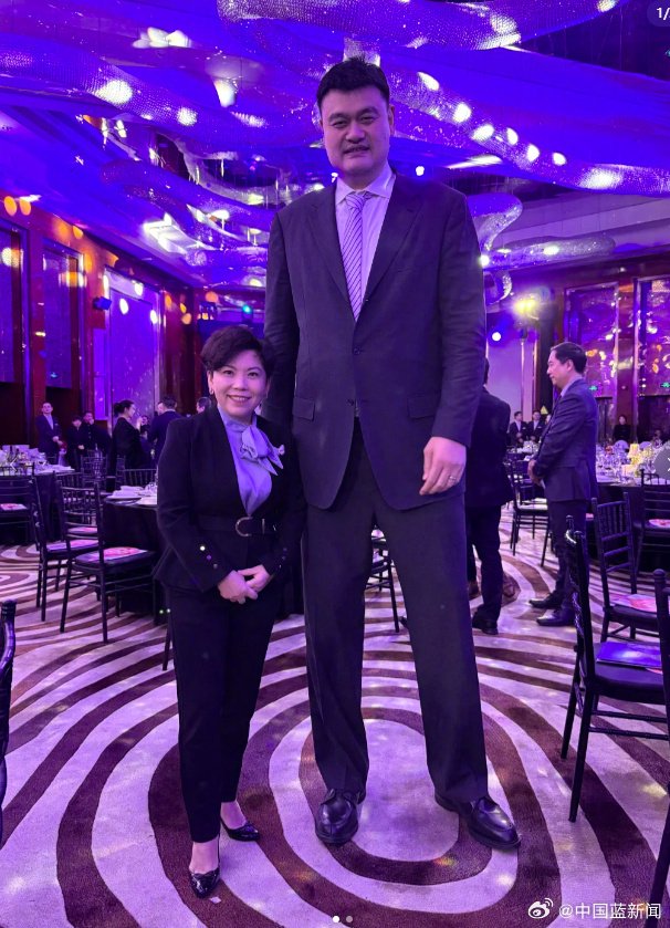 邓亚萍晒出和姚明的合影，并配文：又和老朋友们见面啦