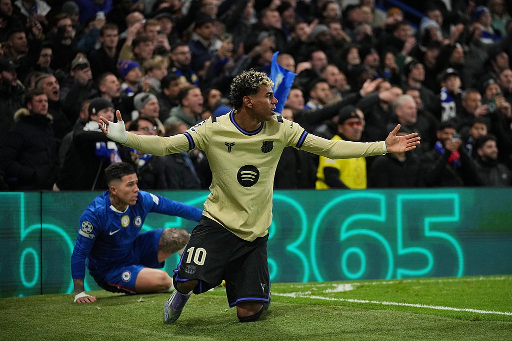 比赛中亚马尔无能狂怒。