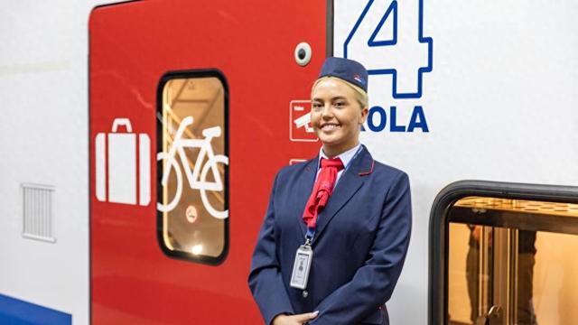 10月3日，在塞尔维亚首都贝尔格莱德，乘务员迎候乘客搭乘中企承建的匈塞铁路列车。新华社发（王韡摄）