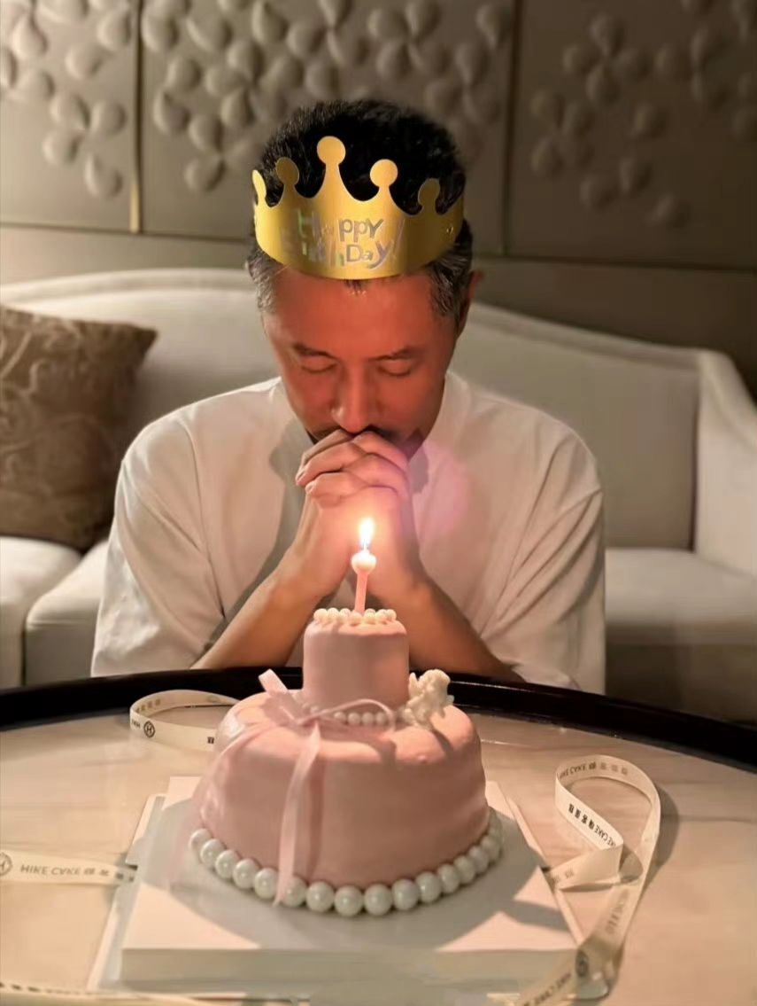 任重46岁庆生照曝光，两鬓斑白老态尽显引热议，粉色生日蛋糕抢镜