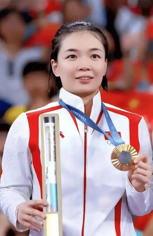 正式退出，28岁陈清晨官宣，拒绝娱乐圈，安置岗位级别工资曝光