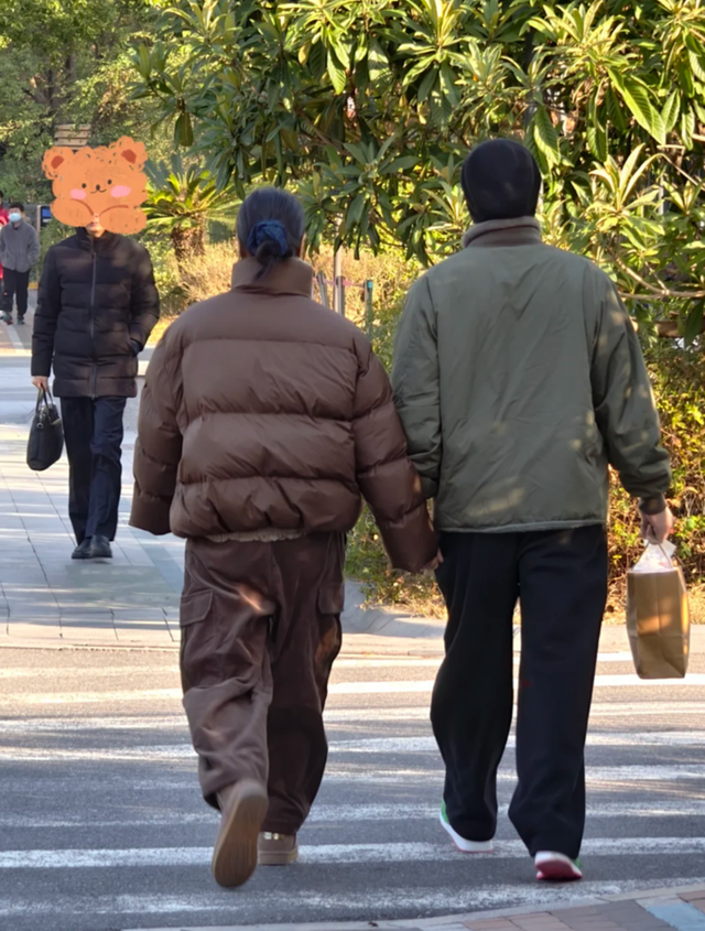 朱丹周一围步行送娃上学，穿棉服和路人一样朴实，女儿杭州读公立