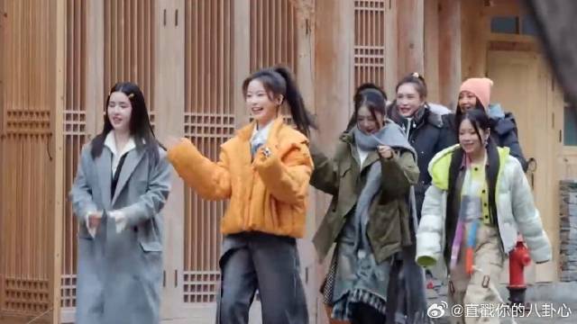 五哈团第一次性来了六位大美女，鹿晗激动直接扒拉王勉：别挡我！