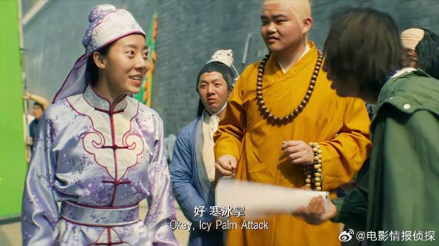 导演面试跑龙套演员，美女问起前因后果，被导演怒骂