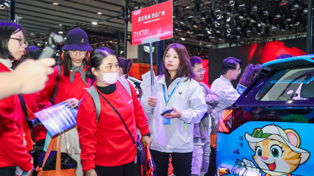 2025广州车展 车市红点看车团走进极狐展台