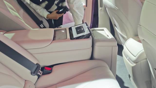 昊铂A800这个设计有点意思，后排中央扶手是电动的，能一键五座变四座