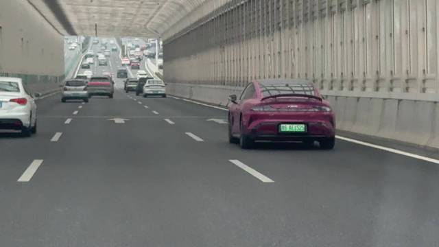 偶遇一辆紫红色的小米汽车