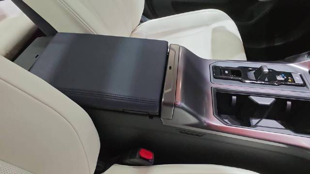 广汽丰田威兰达，有意思的扶手箱上盖