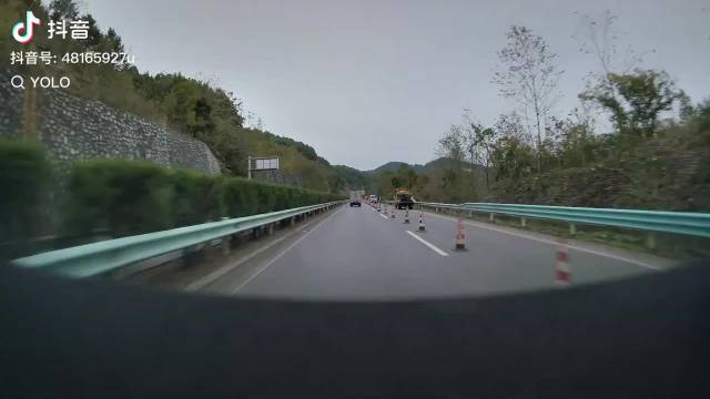 SU7辅助驾驶80公里时速避施工躲倒树刹停