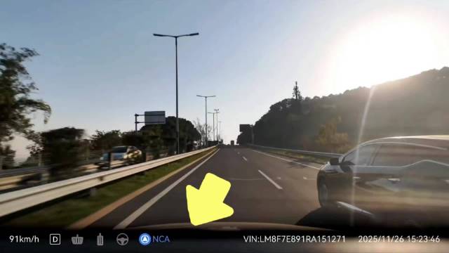 智驾遇行人横穿马路，车主该信任AEB还是主动刹车