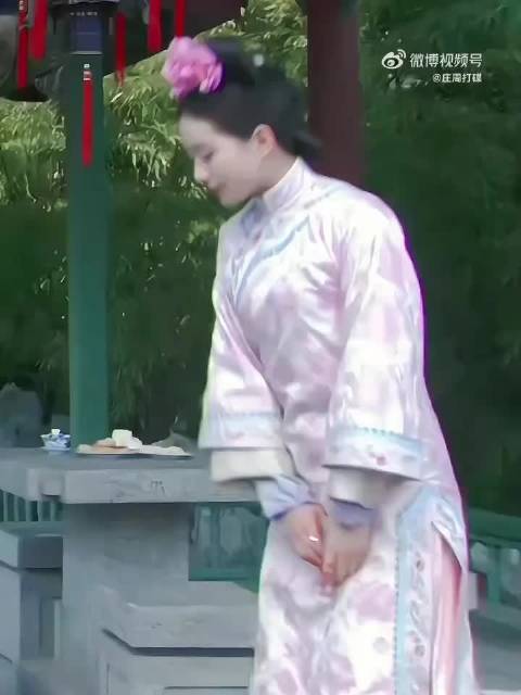 十四阿哥抬手示意若曦请安显尊卑观念