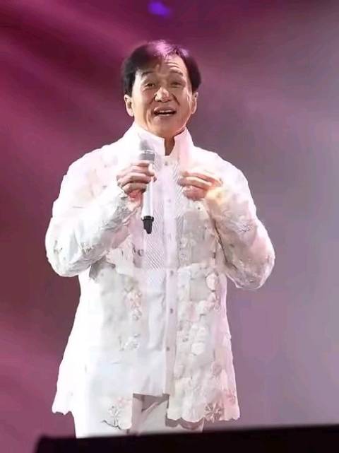 72岁成龙确认出演尖峰时刻4，李连杰甄子丹自叹不如