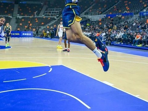 期待新赛季！崔永熙体测全场冲刺跑成绩与徐杰接近 深蹲拿到满分