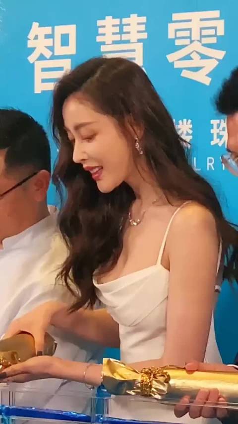 张天爱活动直拍 身穿吊带长裙