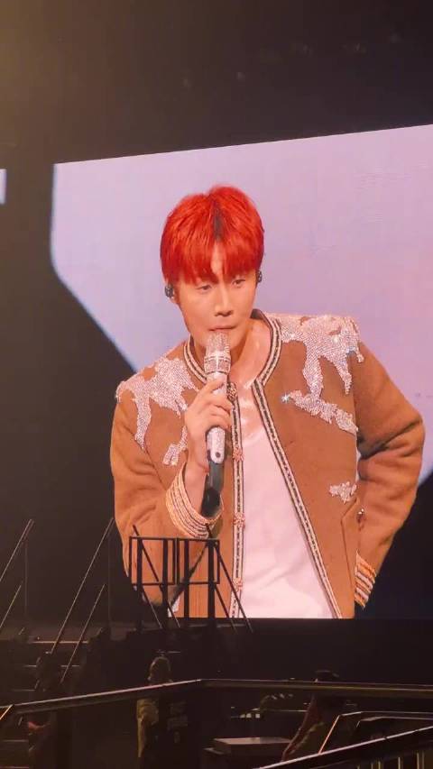 李荣浩墨尔本演唱会被喊看杨丞琳，幽默回应全家支持