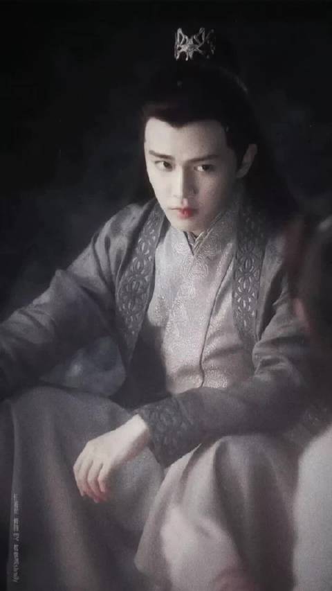 嘘， 别打扰我看陆绎！ @任嘉伦Allen 任嘉伦陆绎 任嘉伦锦衣之下