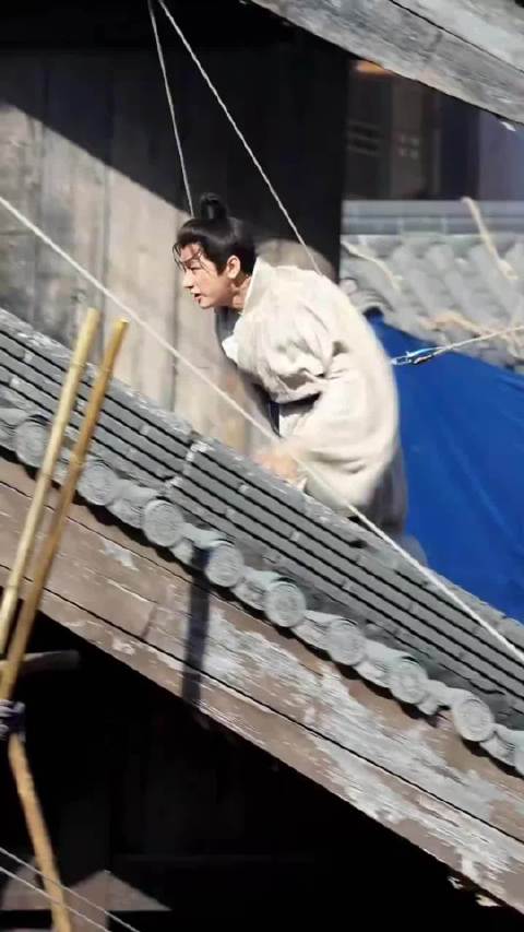 成毅拍武戏再受伤，威亚戏撞头引担忧