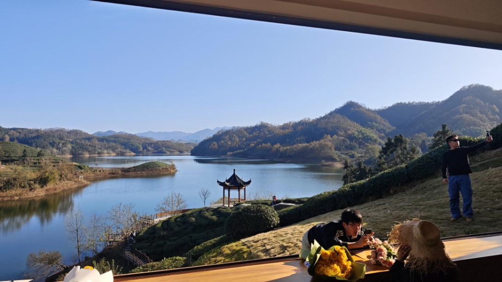 茶咖馆内，游客争相打卡拍照 澎湃新闻记者 杨喆 图