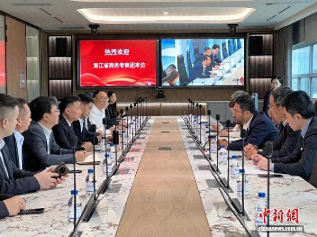 浙非服务中心组织的商务考察团近日在南非觅商机。图为11月24日，考察团在约翰内斯堡召开座谈会。中新网记者 孙翔 摄