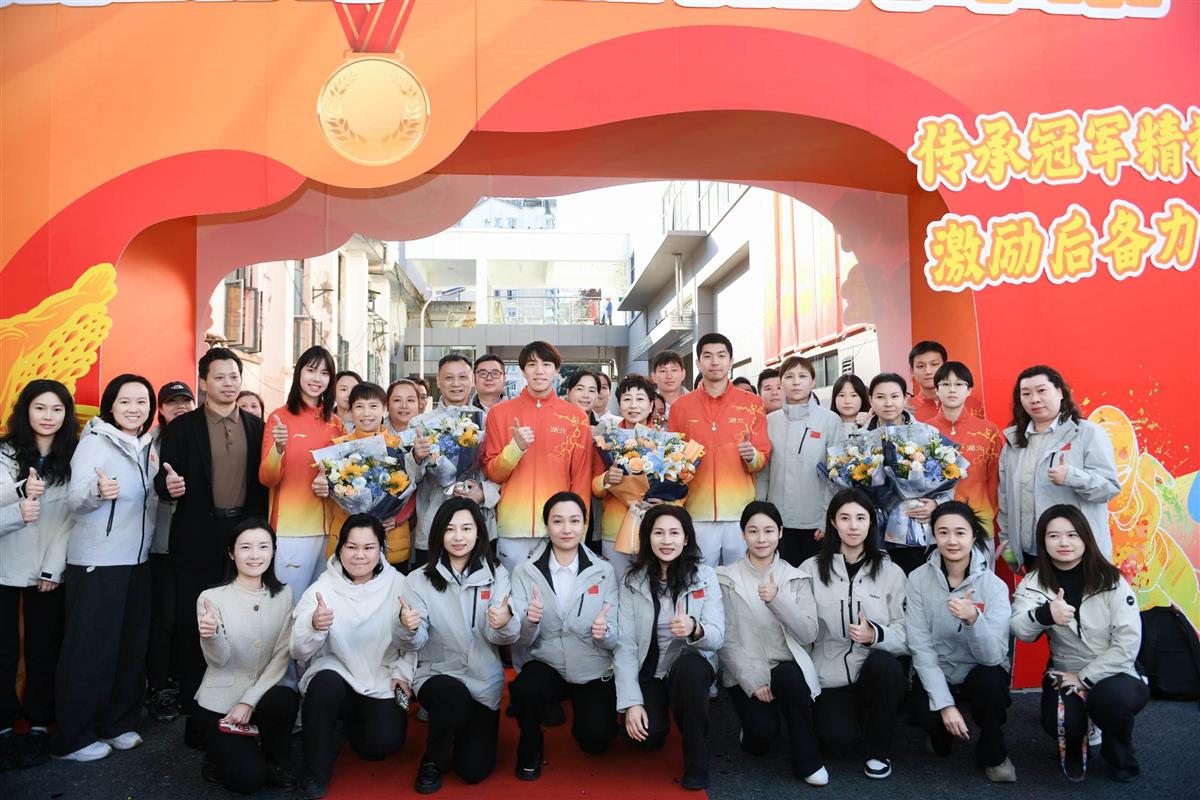湖北“冠军摇篮”崇仁体育中心喜迎全运健儿回家，小队员追着“偶像”签名合影