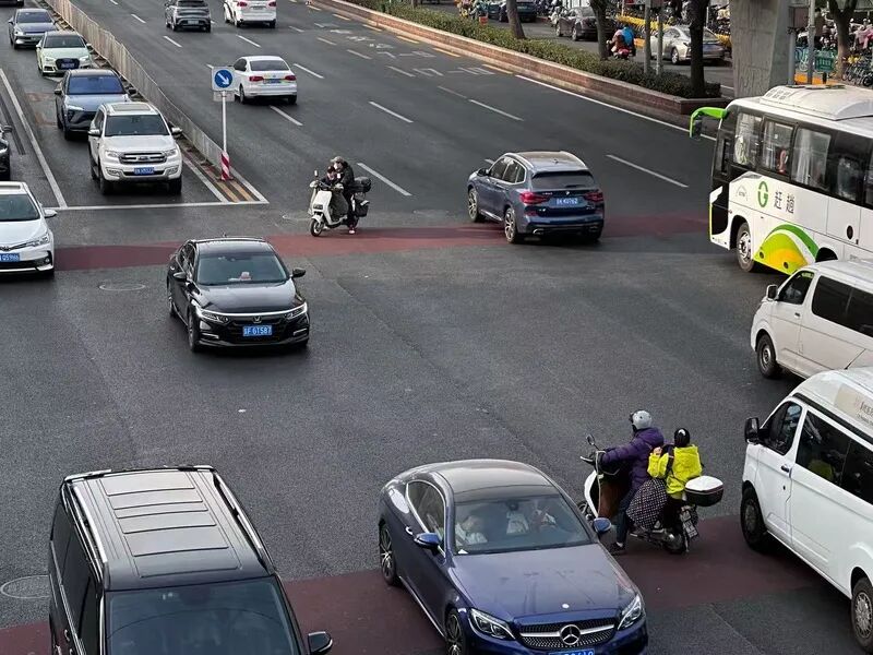 ▲丰台区蒲黄榆路口，有电动自行车斜穿、闯灯。新京报记者 王贵彬 摄