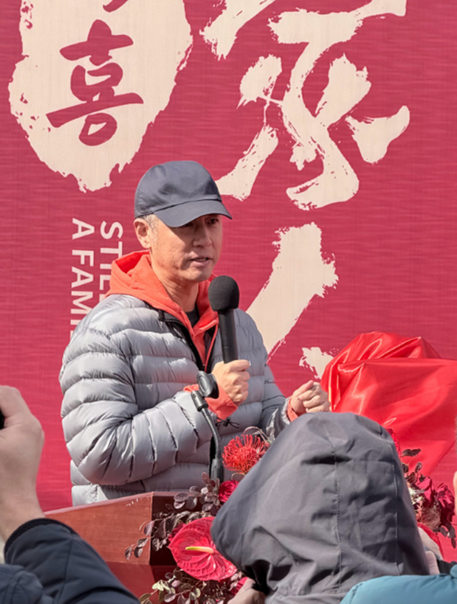 孙骁骁带女儿探班任重，4年没工作自愿在家带娃，当妈后更瘦了