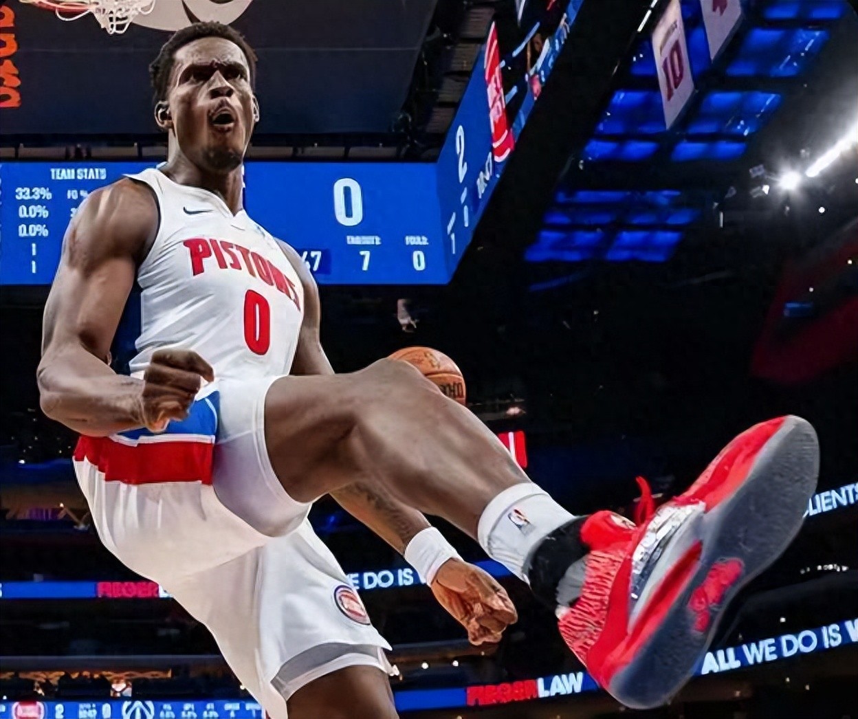 布朗33+10终结活塞13连胜！坎宁安42+8里程碑，马祖拉用废西蒙斯