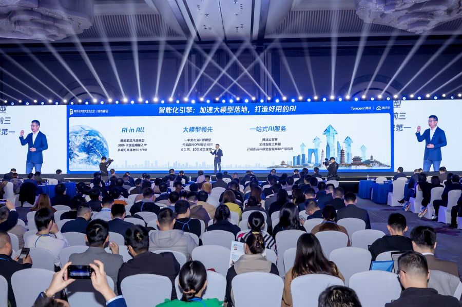 （腾讯全球数字生态大会无锡峰会期间，腾讯集团副总裁、政企业务总裁李强主题进行演讲。图片来源：腾讯）