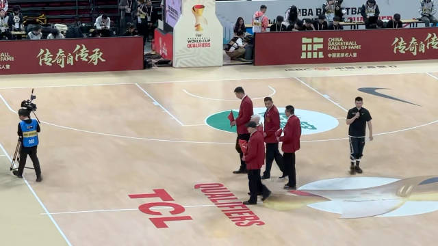 中国男篮名宿蒋兴权等五人现场助威