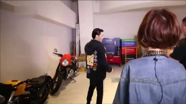 萧敬腾是摩托车发烧友，大手一挥买两辆，结果骑不到三次