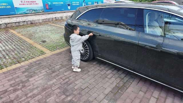 享界S9T的智慧电动门对小朋友来说太友好了