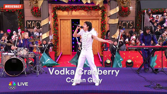 Conan Gray 现身梅西百货感恩节大游行 演唱主打单曲 Vodka Cranberry