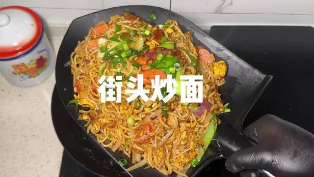 男人会做饭帅过彭于晏？街头炒面香到邻居都来敲门，这手艺绝了！
