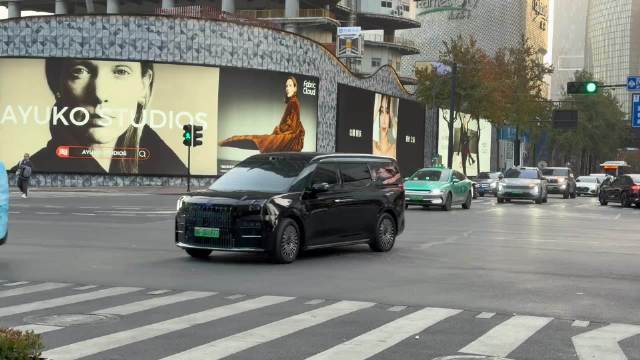 兰博基尼大牛s敞篷炸裂声浪直接拉满，这火有点大了！