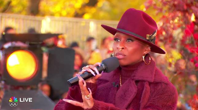 《魔法坏女巫》演员辛西娅·埃里沃献唱梅西百货感恩节游行