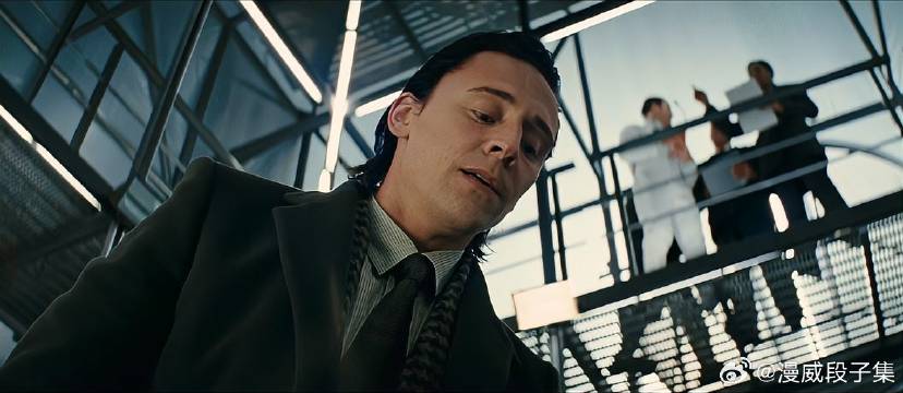 和托尔告别后 洛基拔起了雷神之锤，奈何它纹丝不动