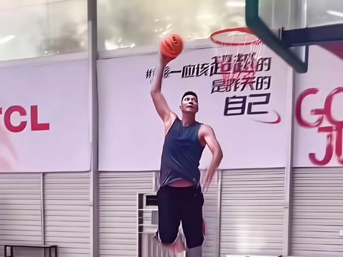 反转？亮相球场，秀单手扣篮，易建联发声，官宣决定，娇妻支持