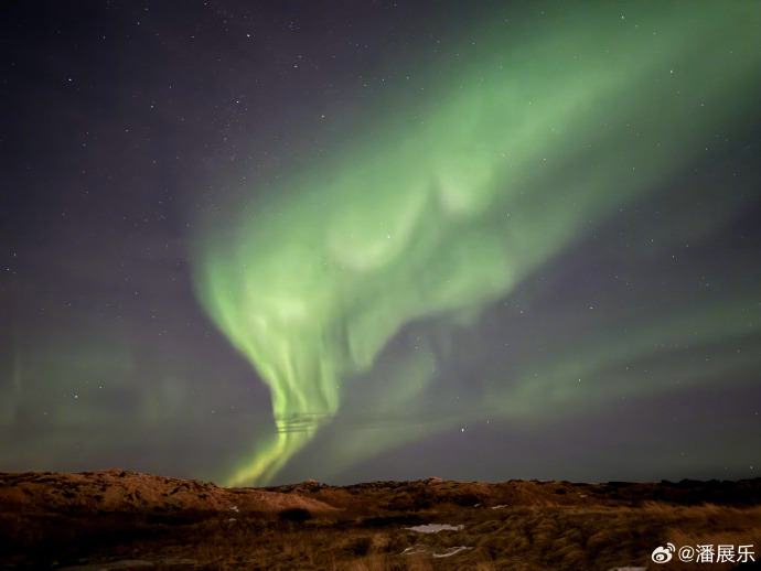 潘展乐晒极光九宫格，配文打卡加N