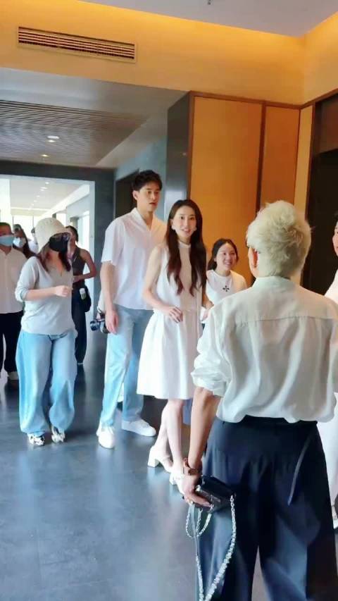 杭州街头偶遇孙杨夫妇同行