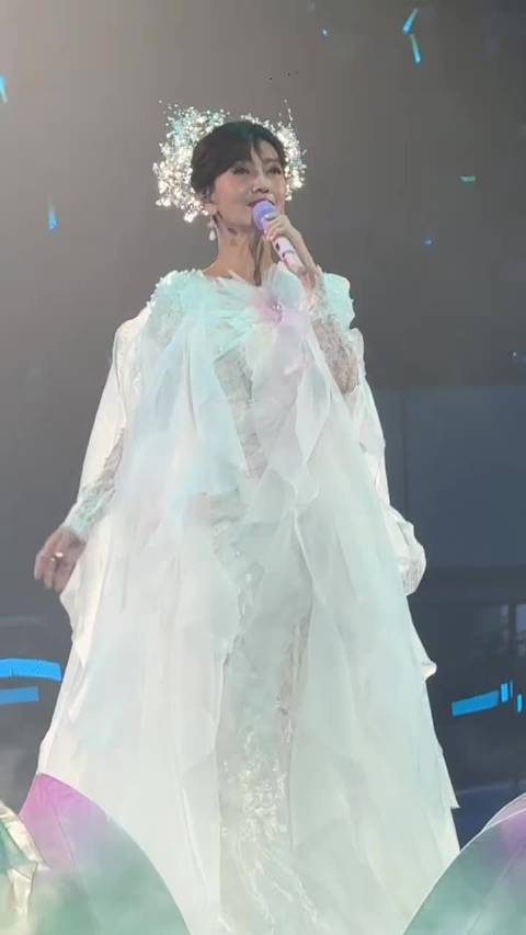 赵雅芝重现白蛇经典造型再唱千年等一回