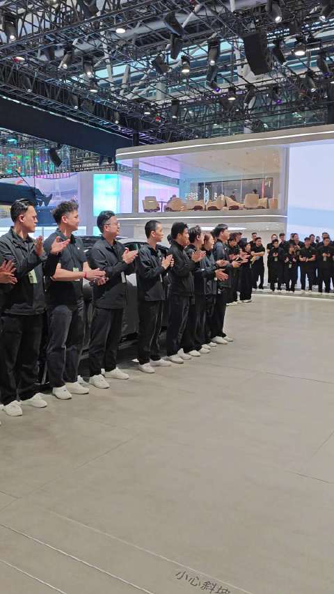 专属于米粉的散场仪式感，这情绪价值拉满了！欢迎到小米汽车展台逛逛
