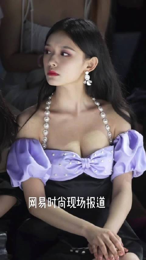 林允活动直拍，身材竟然这么好