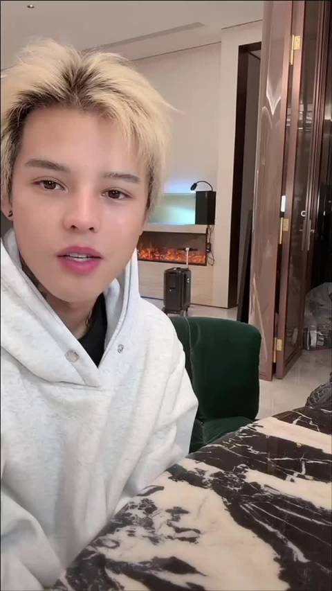 视频：殷世航直播追问三岁宇存款，怂恿其购车遭拒