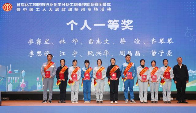 3. 现场颁奖。张丙涛 摄