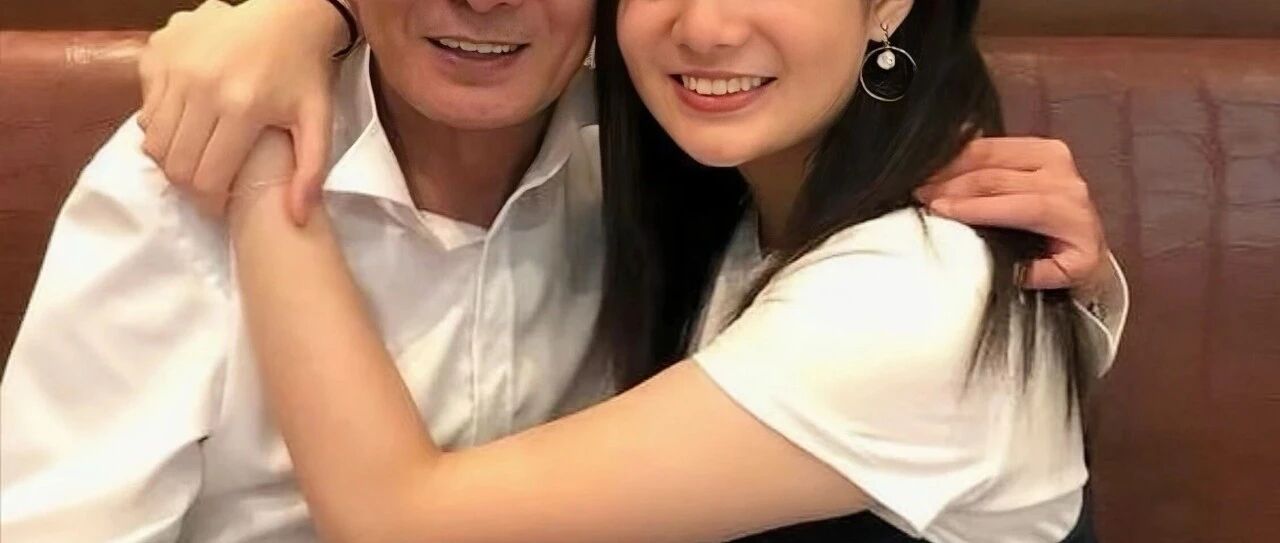 撞脸阿Sa爆火的星二代，被抓到和亲爹在大街上一起摸帅哥腹肌？？