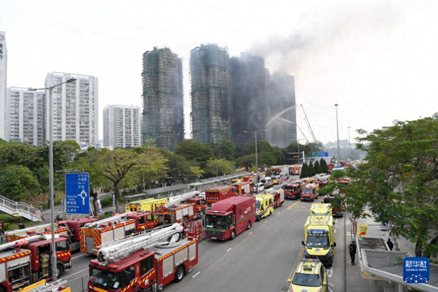 11月27日拍摄的香港大埔宏福苑火灾救援现场。新华社 图