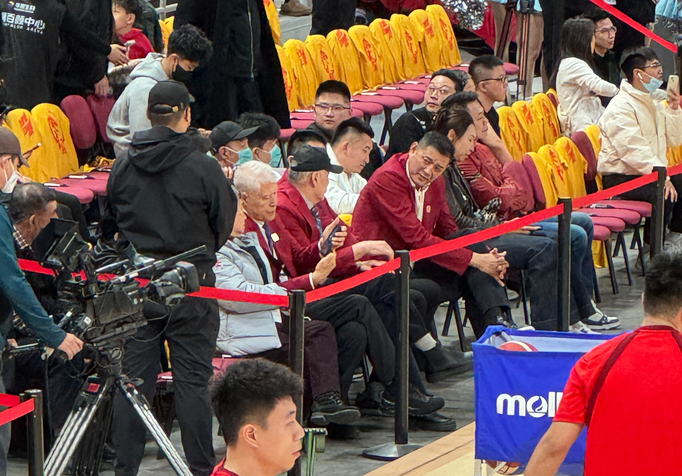 大牌云集！胡卫东、巩晓彬、王治郅、匡鲁彬等篮坛名宿现场观赛