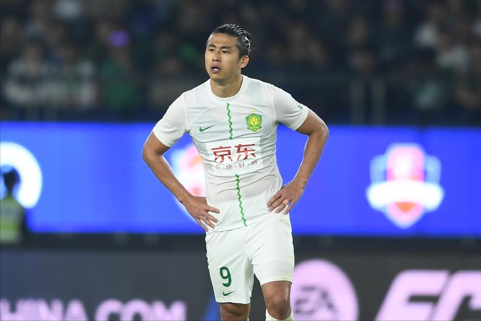 辣眼！国足前锋失大单刀+失空门引热议，球迷：很少用令人发指