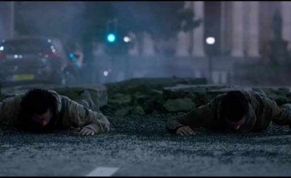 这个车不错哪里都能掏出武器 黑衣人